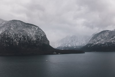 山包围的水域
